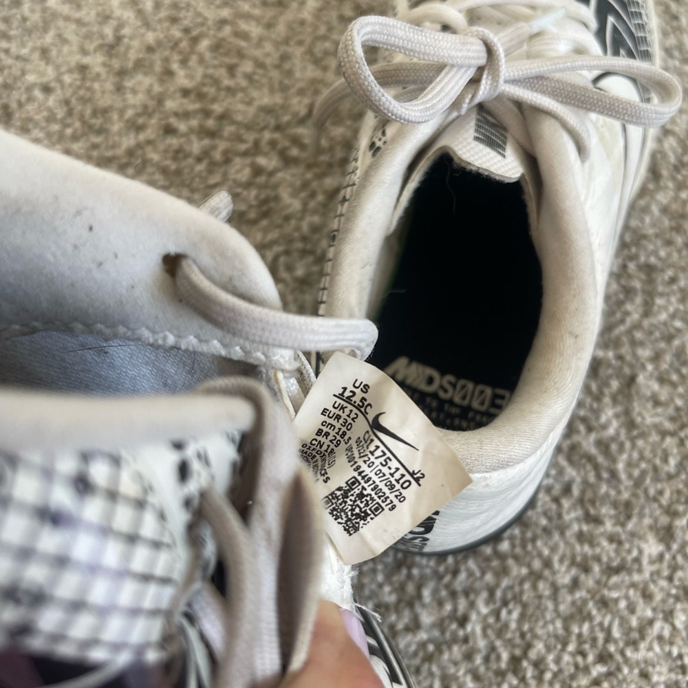 Youth Nike Cristiano Ronaldo Indoor soccer shoes - Picture 9 of 10